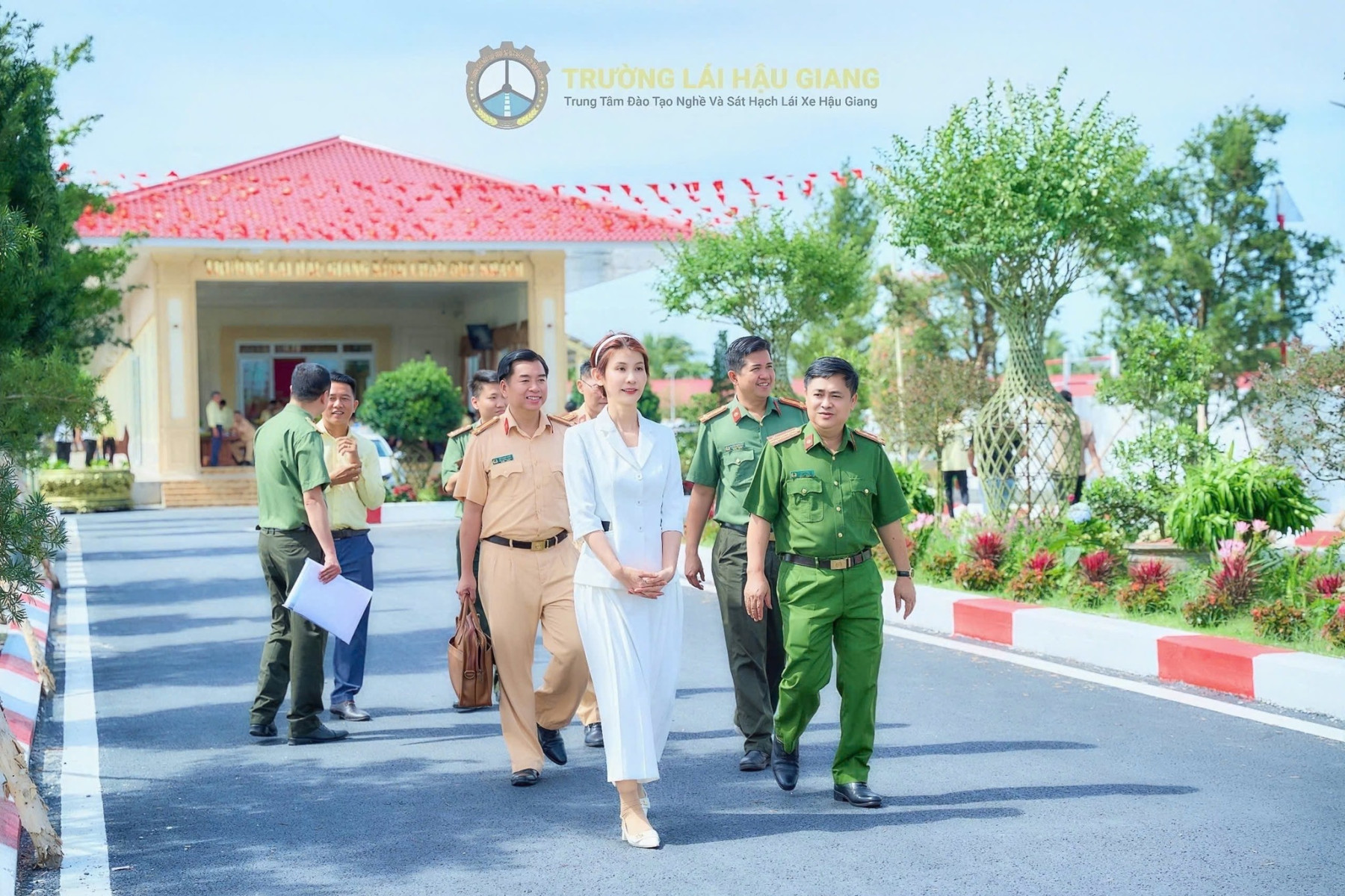 //www.truonglaihaugiang.superweb.xyz/files/images/Ha%20%26%20Chu%207.jpg?v=1.0