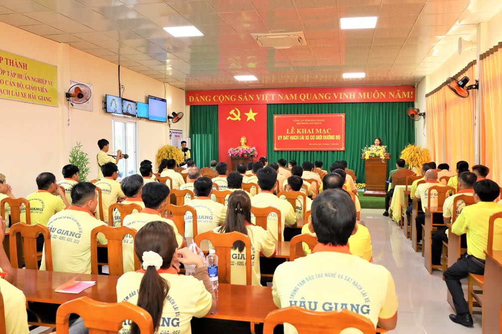 Tra cứu và tích hợp số Giấy phép lái xe lên ứng dụng VNeID đối với Anh/Chị học viên trúng tuyển GPLX ngày 06/11/2025 các hạng xe ô tô & 25/10/2025 đối với mô tô.