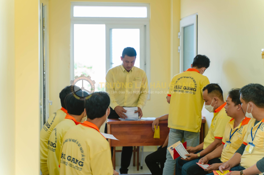 Hạng B cơ khí (số sàn)